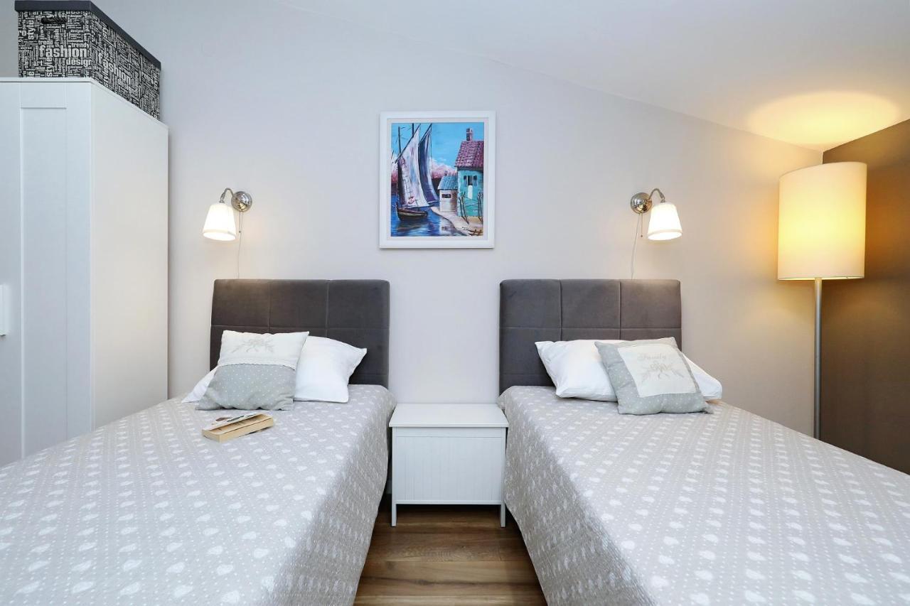 Apartments "Villa Antisin" With Heated Pool Zadar Exterior photo